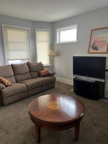 South Bend House | House w Separate 4 Private Bedrooms