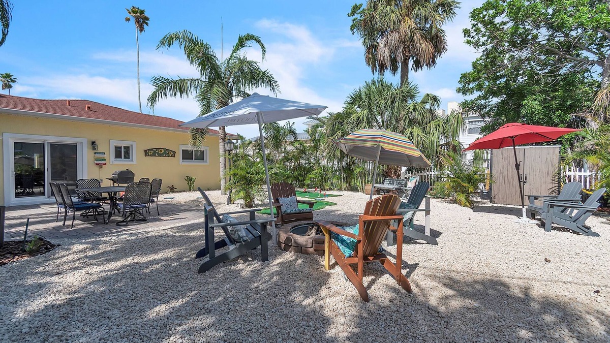 Indian Rocks Beach House | 🏠House☀Walk To Beach🐬Indian Rocks Retreat🌴Backyard Space for Entertaining