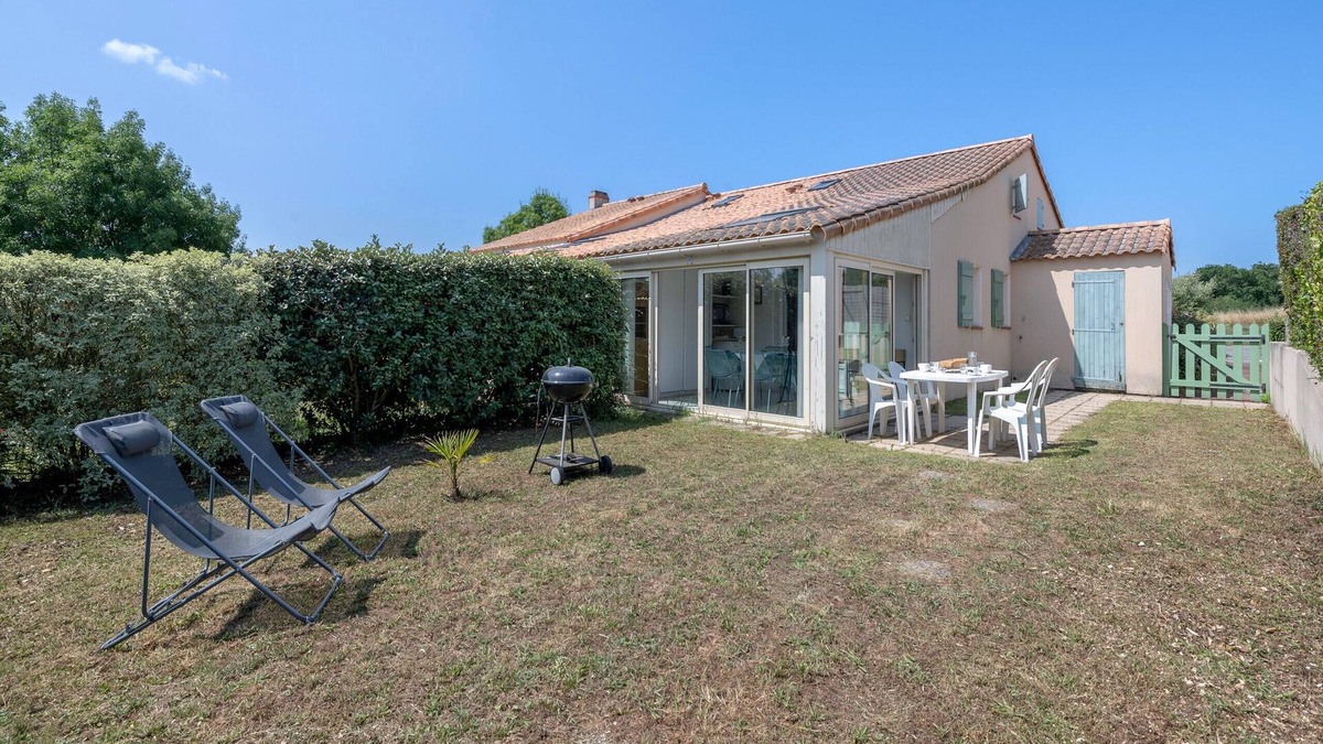 Saint-Michel-Chef-Chef Ski Chalet | House with a pool at 200m from the beach