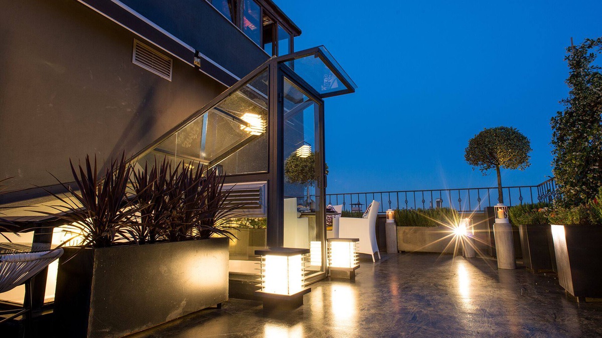 Sultanahmet House | House with 180 m2 over 3 floors and 60m2 terrace with a seaview