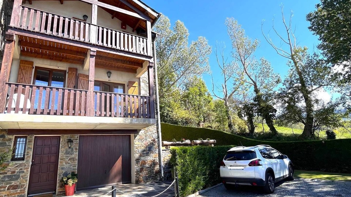 Osseja Apartment | House with 2 terraces, garden and collective swimming pool with open views of the mountains