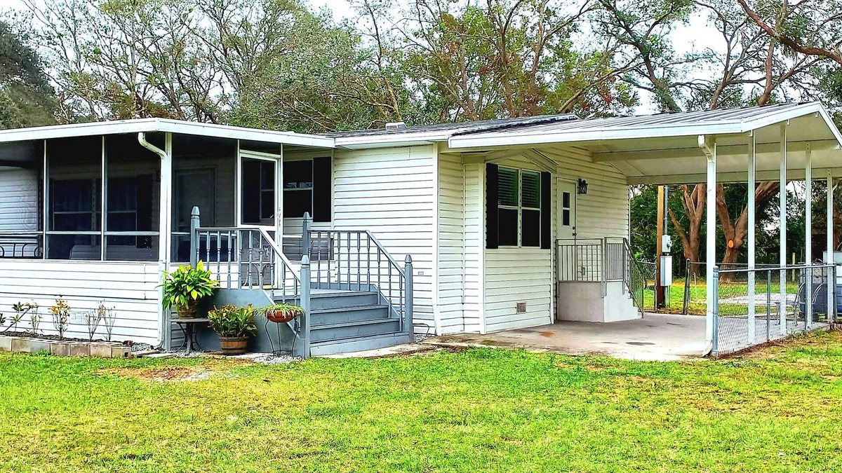 Wesley Chapel House | House with 3-bedroom 2 Bath on one acre of land in wonderful Wesley Chapel