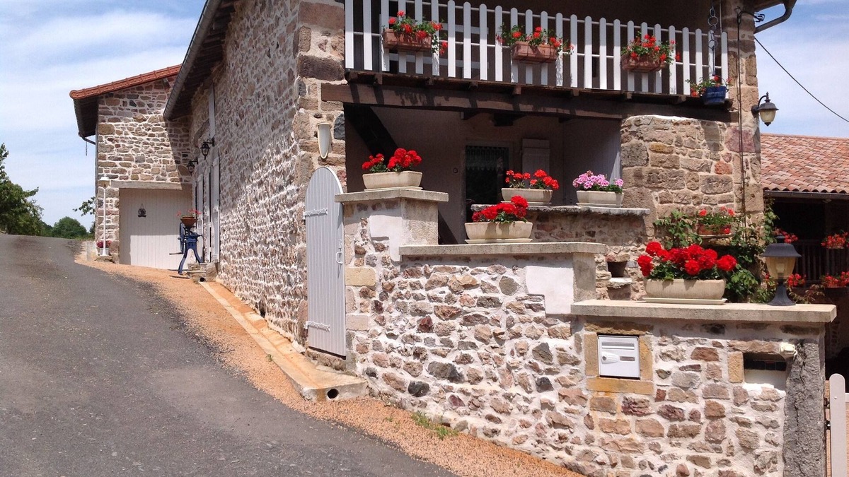 Saint-Point Cottage | House with 3 independent rooms, located in a village 1.5 km from the village