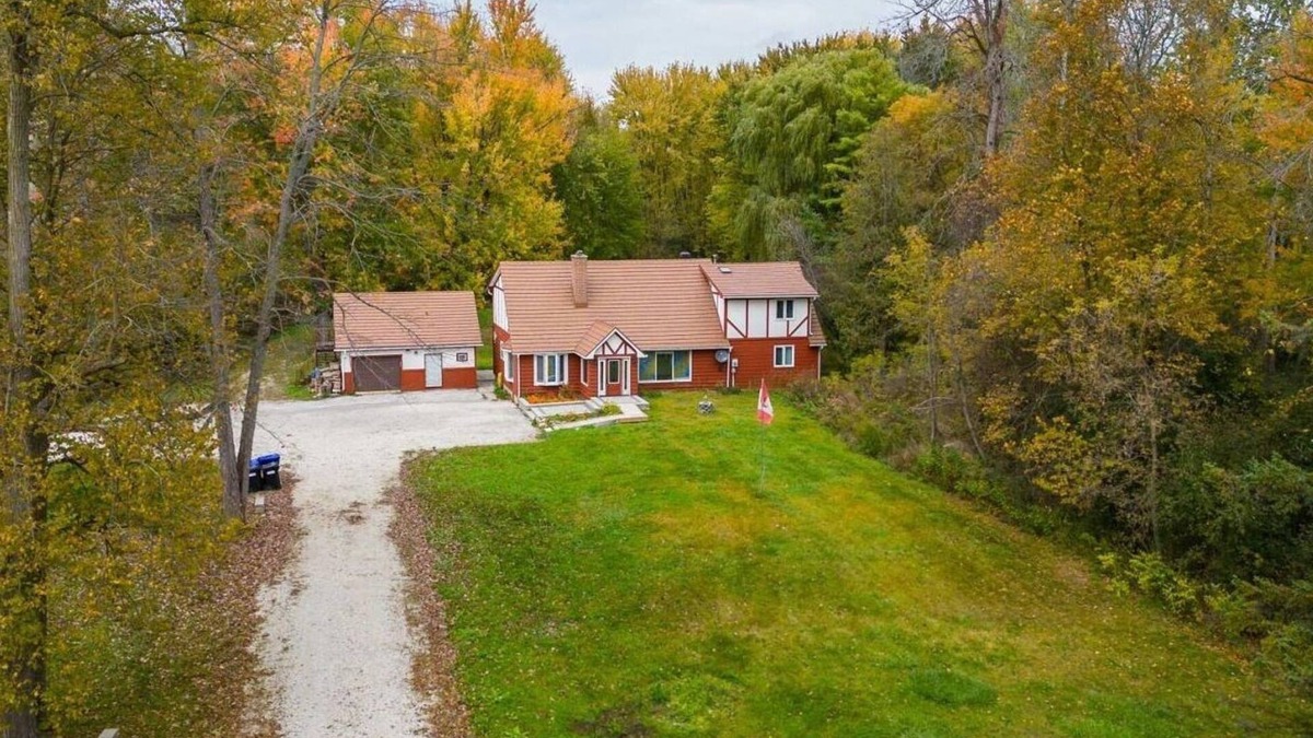 Beeton House | House with 4.5 bedrooms,10 Acres of forest creek and trails, lots of parking
