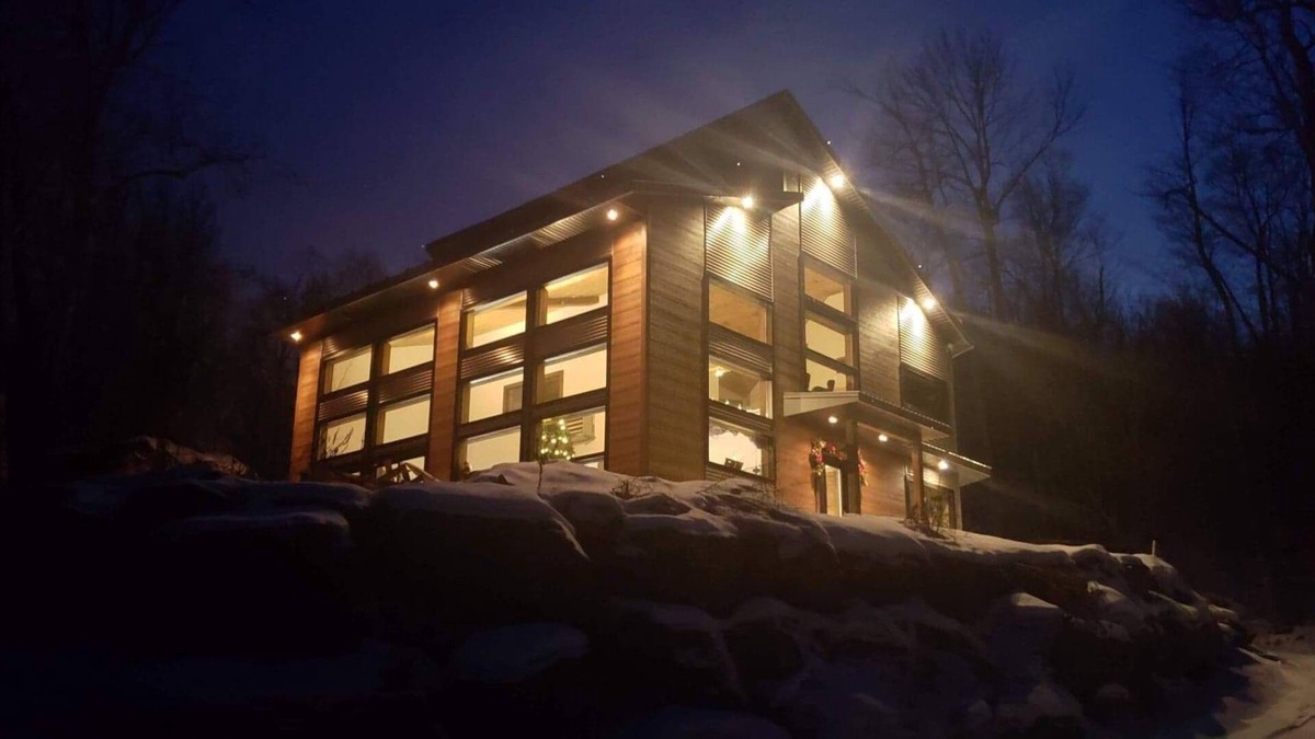Saint-Hippolyte Ski Chalet | House with 4 bedrooms and 2 bathrooms
