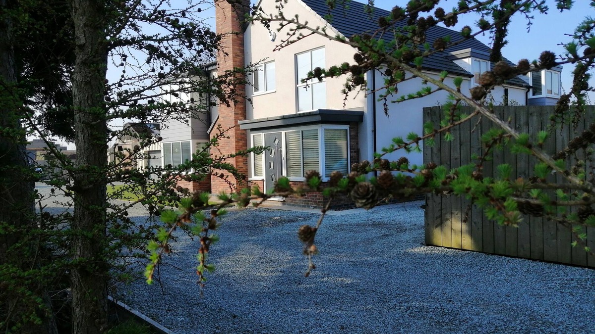 Brough House | House with 5 Double bedrooms including large family room,4 Bathrooms, Gym &patio