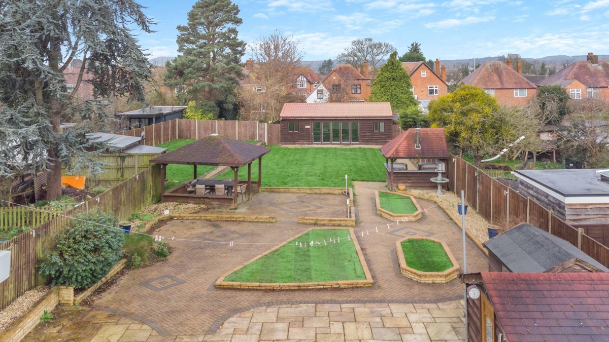 Gloucester House | House with a games room, a large garden & Hot Tub