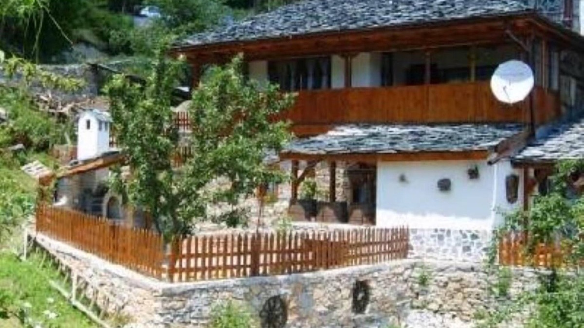 Delchevo House | House with a garden in an authentic mountain village