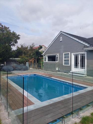 Christchurch House | House with a heated pool