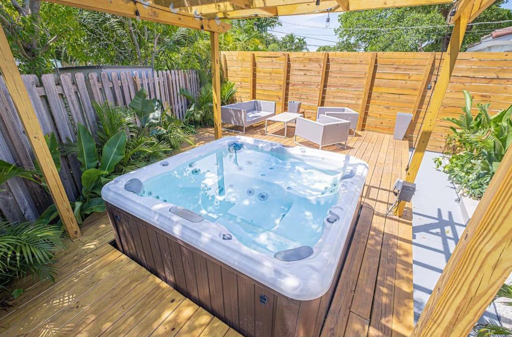 Biscayne Park House | HOUSE WITH A HOT TUB ! ONLY 10 MINS TO THE BEACH