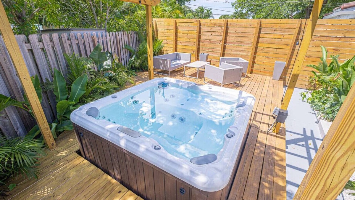 Biscayne Park House | HOUSE WITH A HOT TUB ! ONLY 10 MINS TO THE BEACH