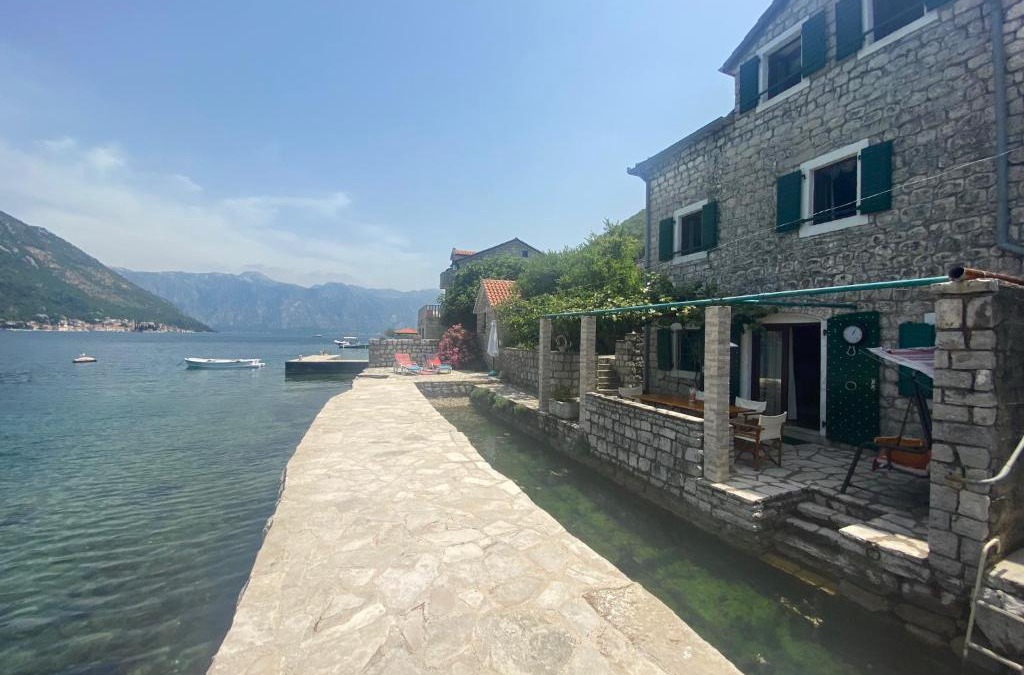 Donja Kostanjica Villa | House with a pier