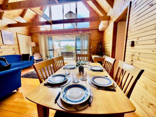 Stieglitz House | House with bay views - St Helens family escape