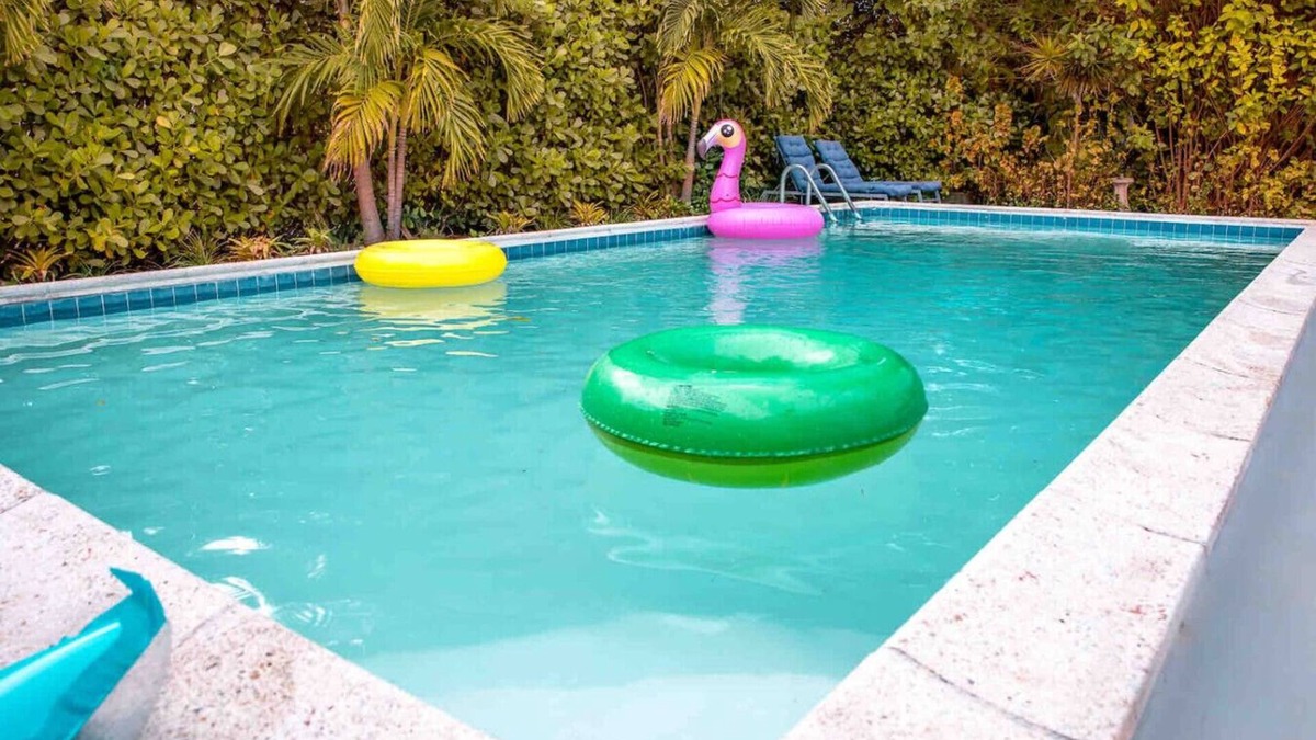 Biscayne Park House | HOUSE WITH BIG POOL & BBQ! 10 MIN TO THE BEACH!