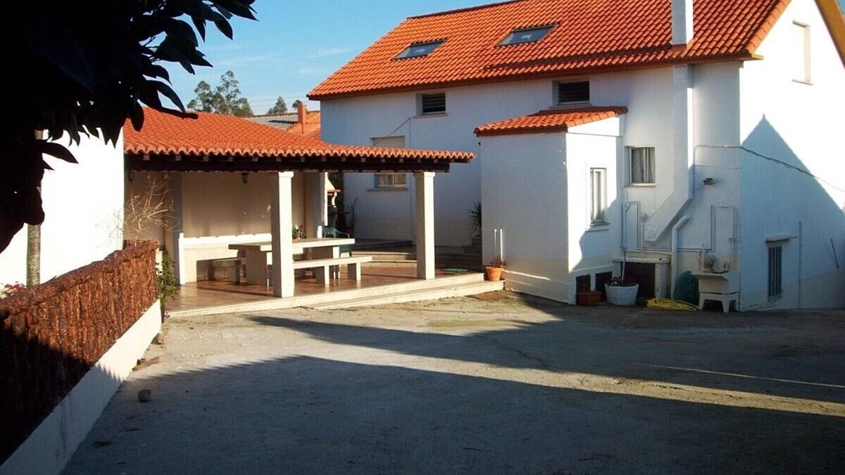 Rianxo Villa | HOUSE WITH CLOSED ROOM, HUERTA, GARDEN, 4 BEDROOMS 600 METERS FROM THE BEACH