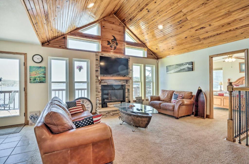 Climax Springs House | House with Deck Overlooking Lake of the Ozarks!