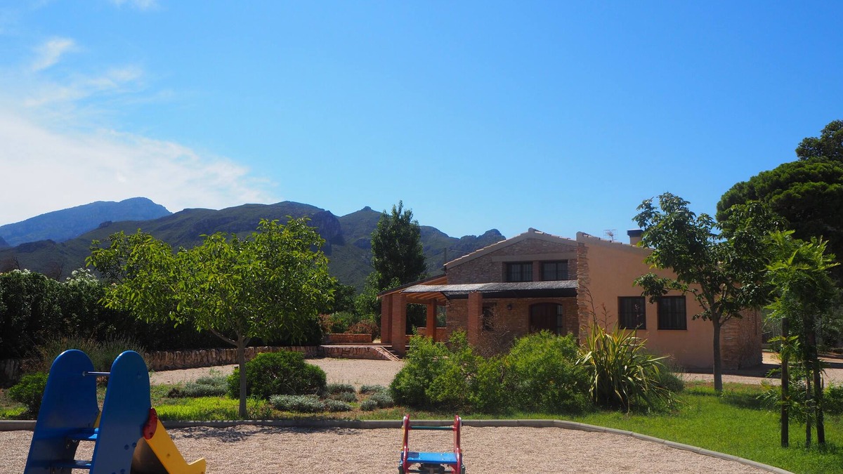 Tortosa Cottage | House with garden, basketball, tennis. Close to the sea and the mountain. Families