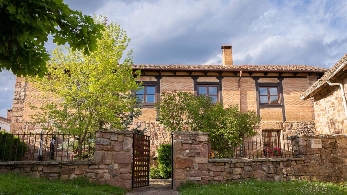 Salinas de Pisuerga Cottage | House with garden and barbecue, ideal for families with pets.