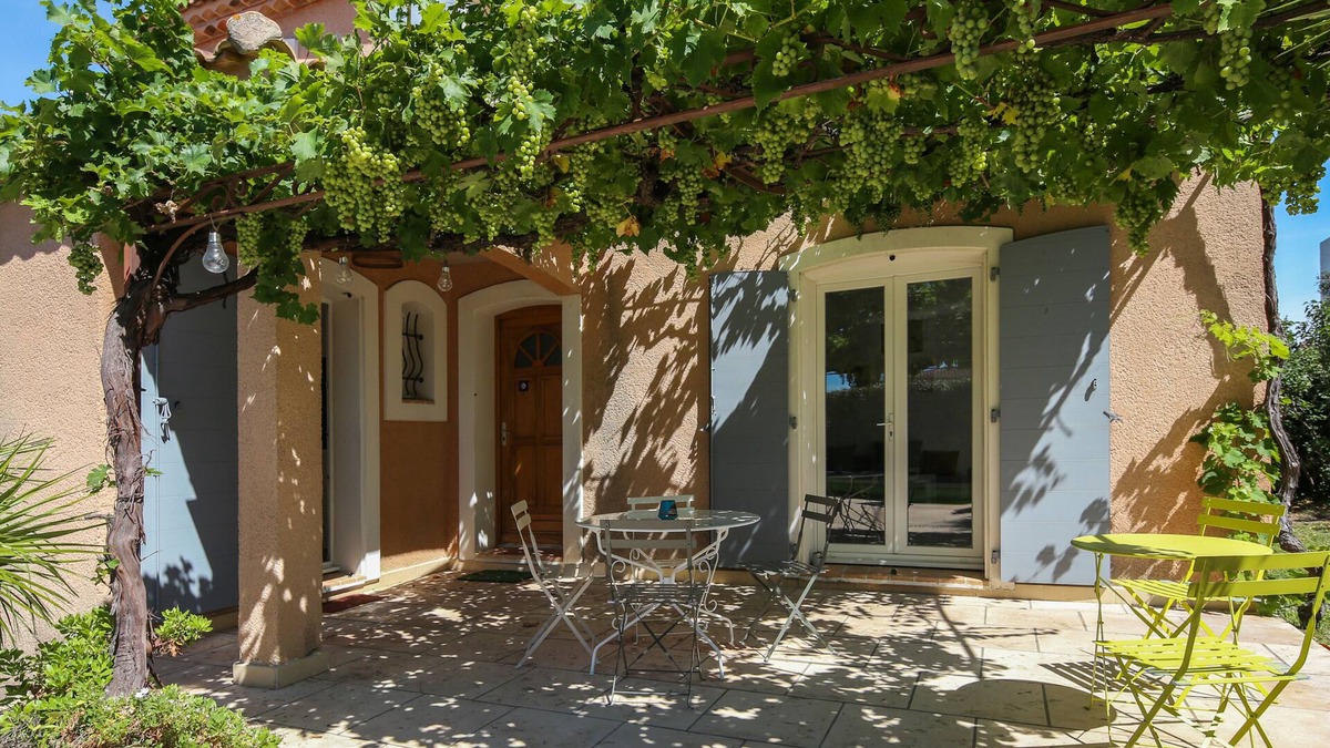 Morieres-les-Avignon Villa | House with terrace and garden near Avignon