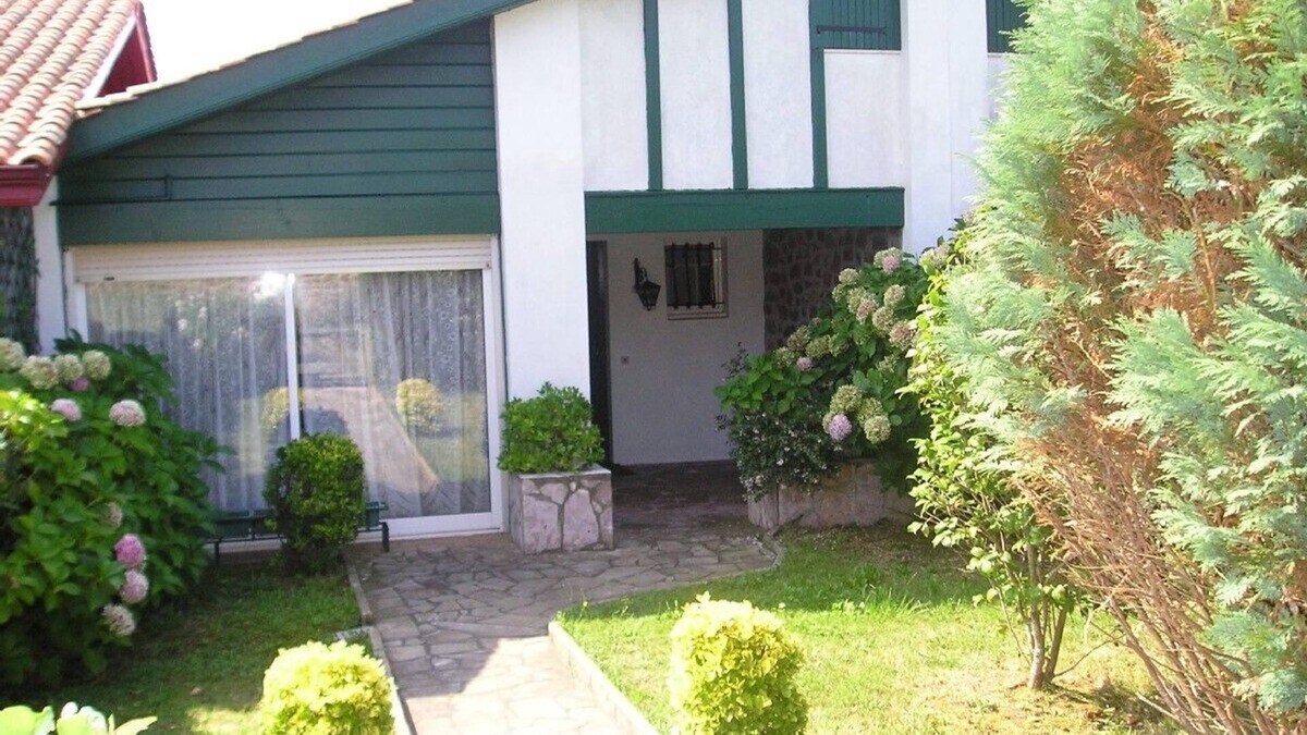 Kokotia House | House with FREE WiFi, pool, garden, beach 200 meters away, tennis courts.