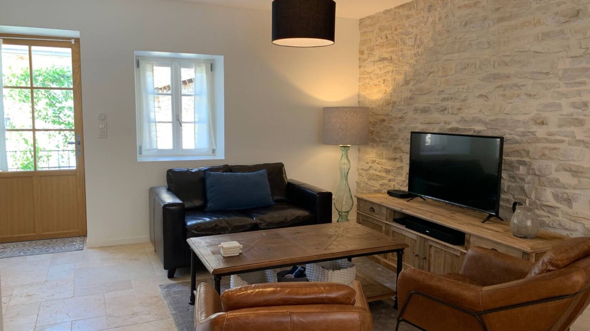 Meursault House | House with full aircon within yards of centre of Meursault.