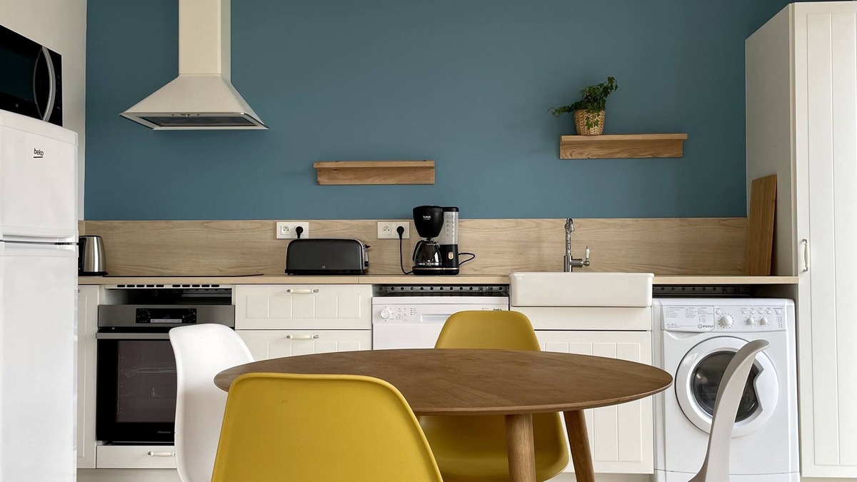 Ploneour-Lanvern House | House with garden and private parking