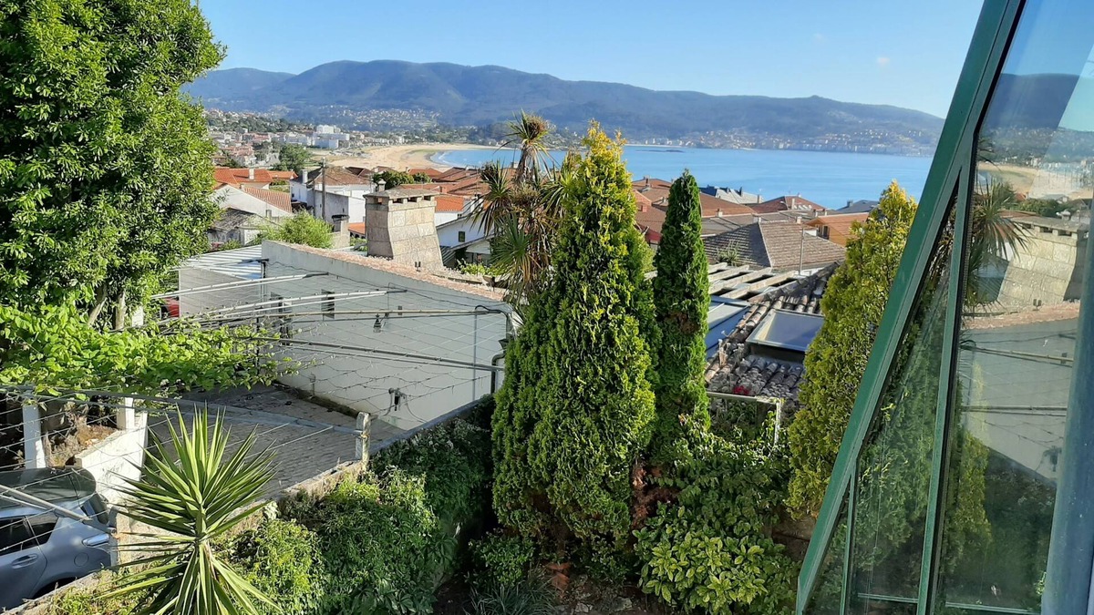 A Porqueira House | House with garden 200 meters from the beach of Panjon in the center of town, with beautiful views of the sea, recently renovated both internally and externally in June.