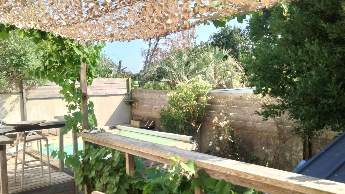 Vannes House | House with garden and heated pool close to port and town center.