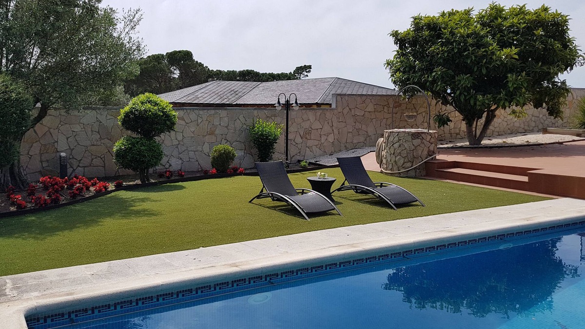 Sils House | House with garden and private pool, basketball court, wifi. On the Costa Brava.
