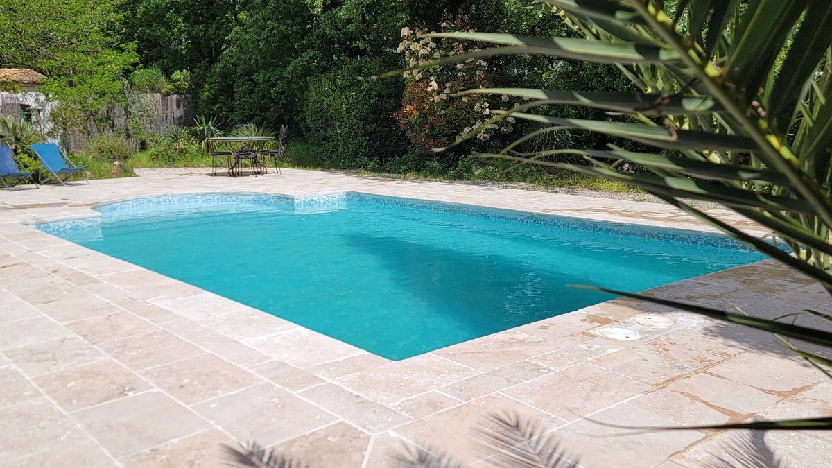 Gareoult House | House with garden