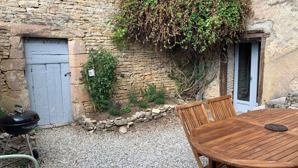 Noyers-sur-Serein House | House with garden in village center