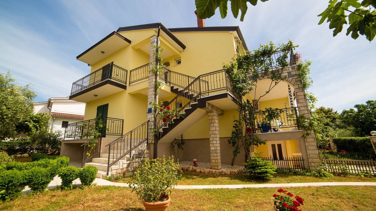 Gulici Apartment | House with garden, opposite is a green park with toys.