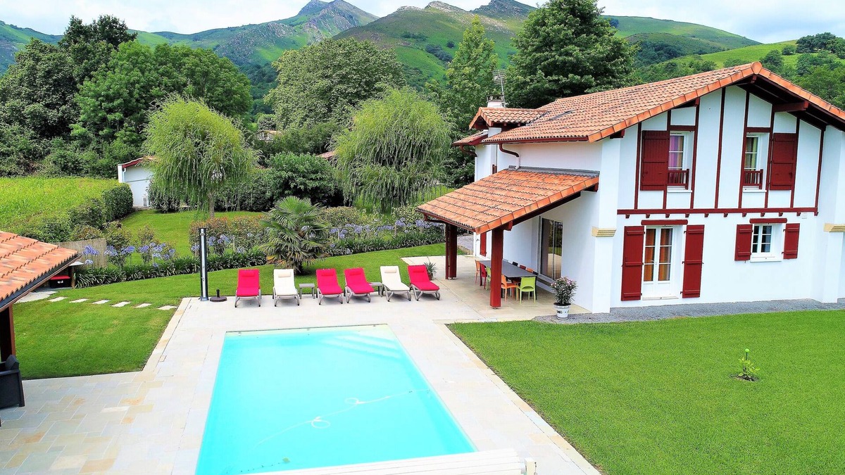 Sare House | HOUSE WITH HEATED POOL, IN ONE OF THE MOST BEAUTIFUL VILLAGES IN FRANCE.