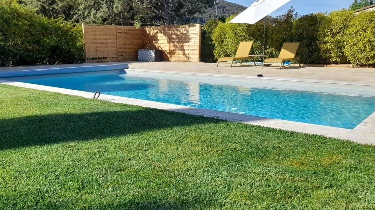 Auriol House | House with heated pool near the sea