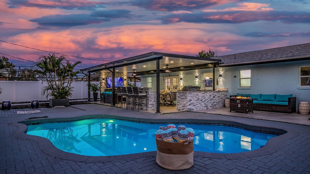 Whitfield House | House with Heated Pool and Outdoor kitchen close to Siesta Key Beach!
