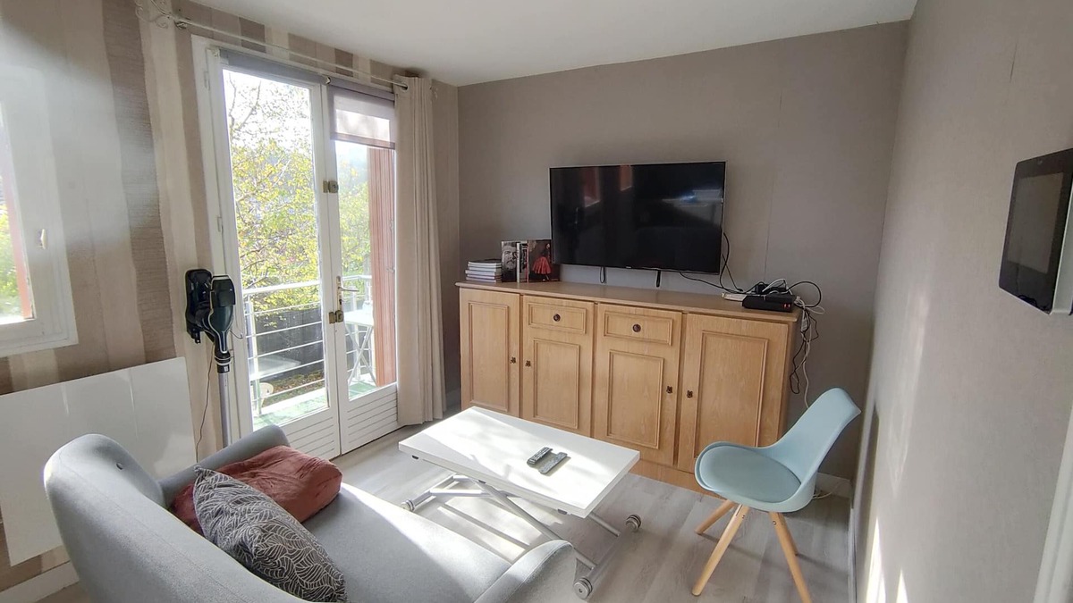 Buc House | House with independent basement and parking 2km from Versailles