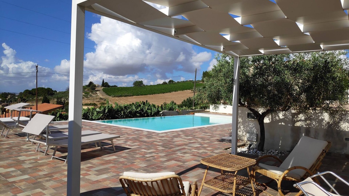 Buseto Palizzolo House | House with infinity pool in the hills near the sea and Trapani