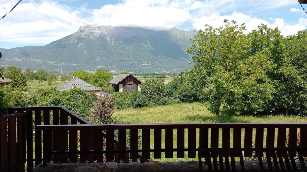 Chamoux-sur-Gelon House | House with large terrace and mountain views