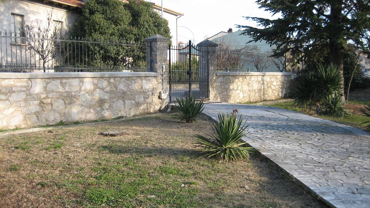 Paganica House | House with large garden