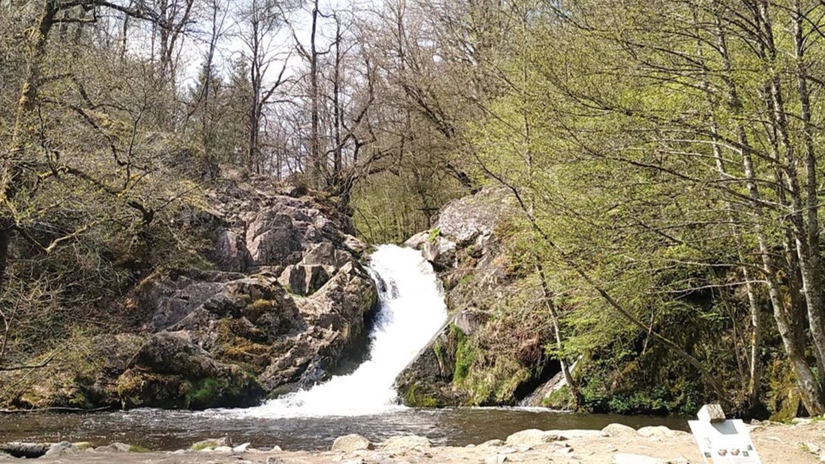 Gouloux Cottage | House with large garden 15min walk from Saut de Gouloux