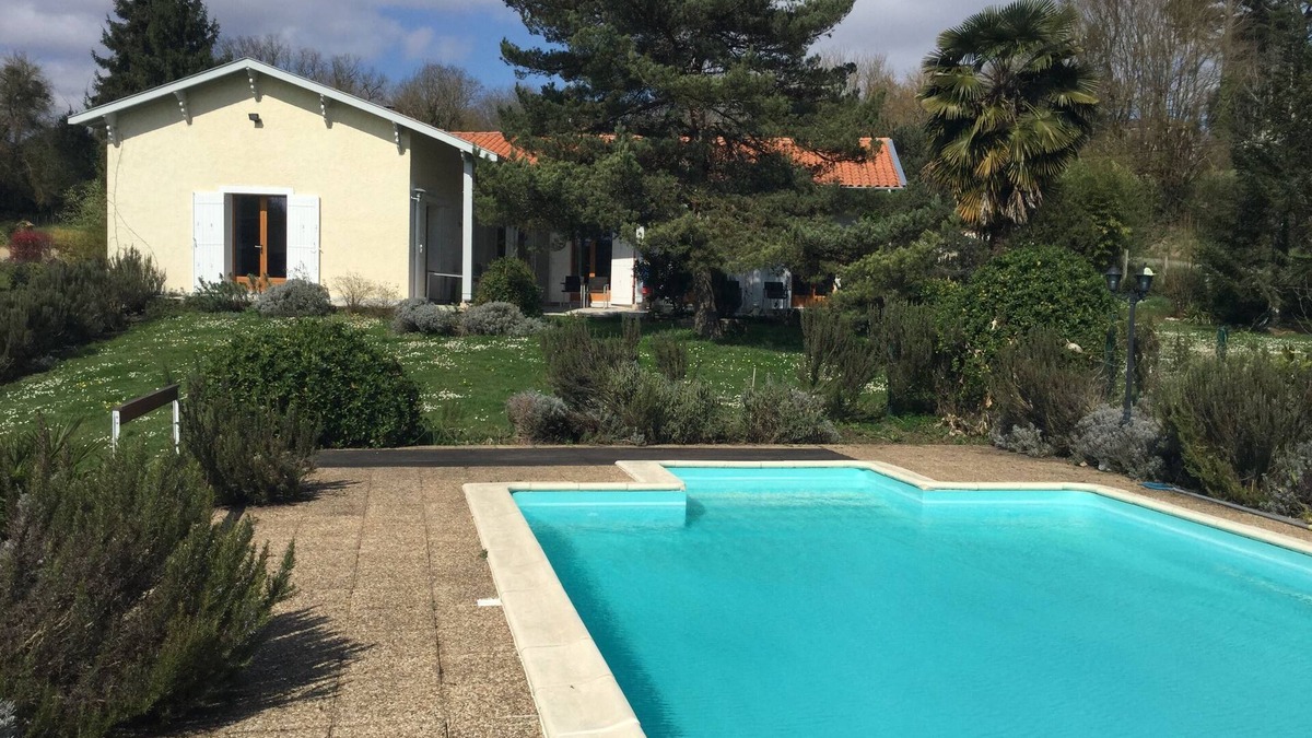 Pompignac House | House with large swimming pool and park, sleeps 8, near Bordeaux, St Emilion, Arcachon
