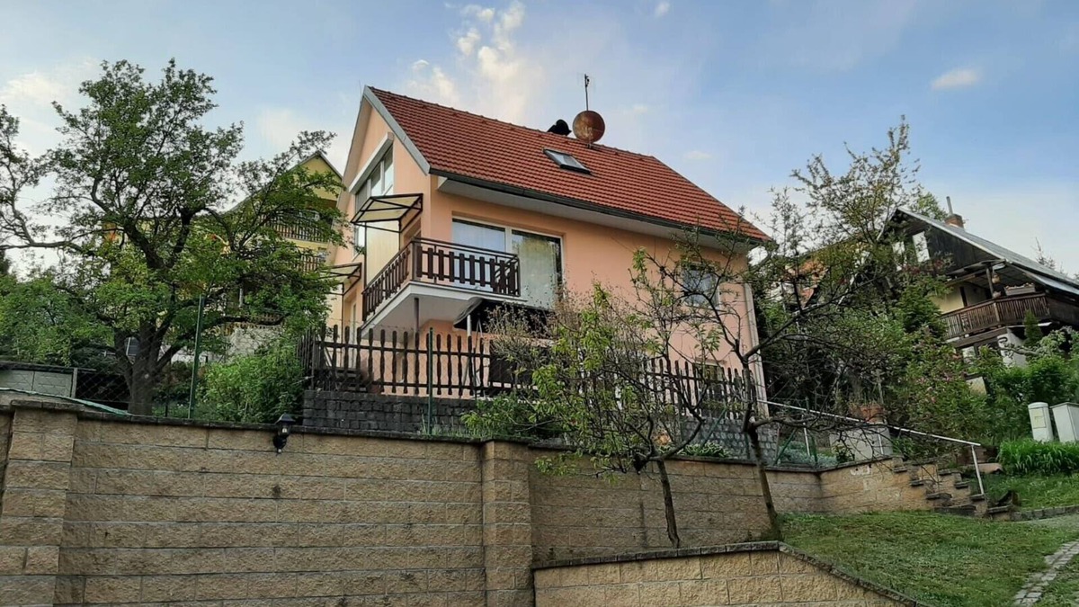 Rozdrojovice House | House with large terrace and pool for city and nature vacation