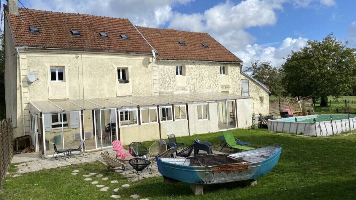 Verdelot House | House with many rooms, summer swimming pool, disco, 14 rooms