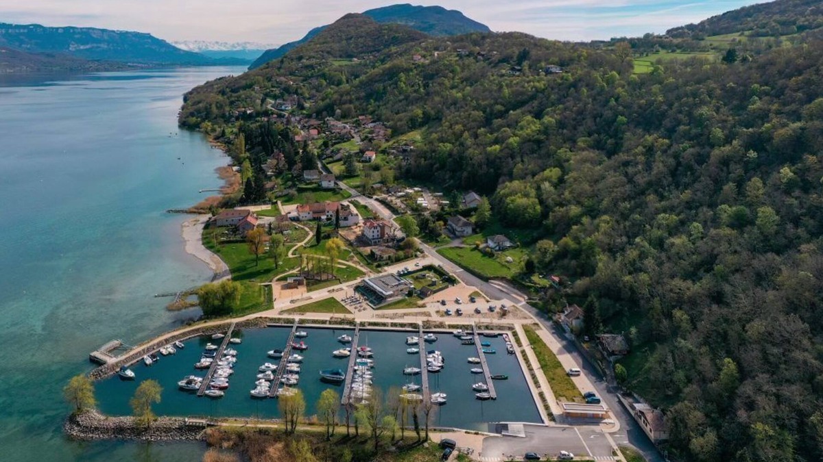 Saint-Pierre-de-Curtille House | House with panoramic lake view, 2 steps from the beach