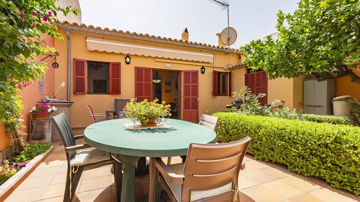 El Molinar House | House with patio garden near the sea