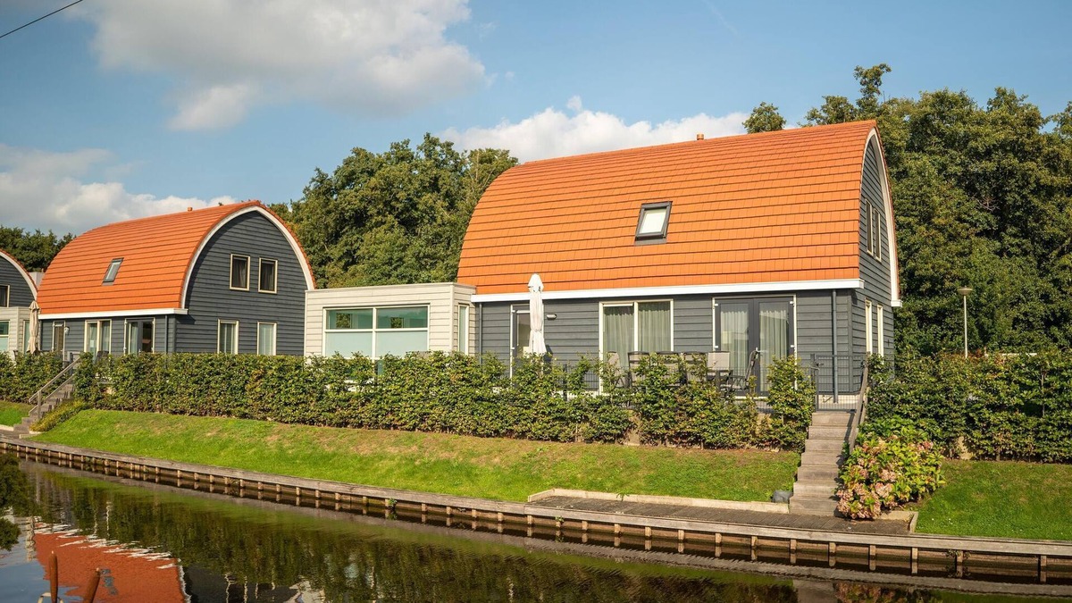 Midlaren House | House with pool and sauna, located on the water