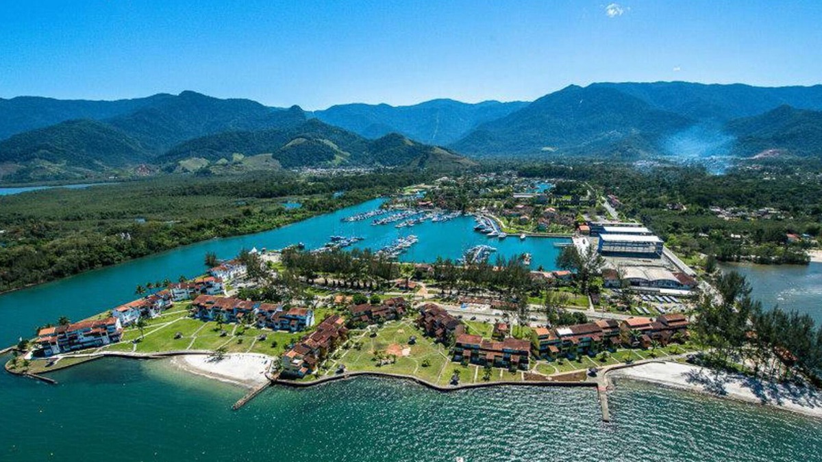 Bracui House | House with Pool, Barbecue, Deck and 5 Bedrooms in Condominium - Angra dos Reis