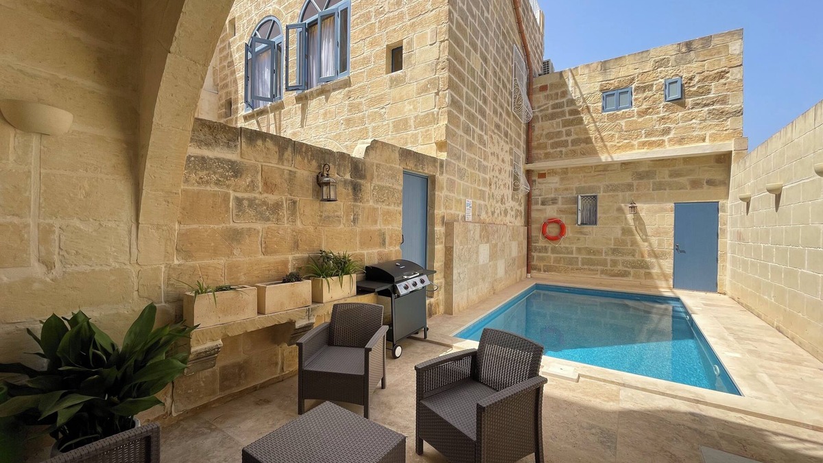 Nadur House | House with pool for 10 persons, central yet quiet area