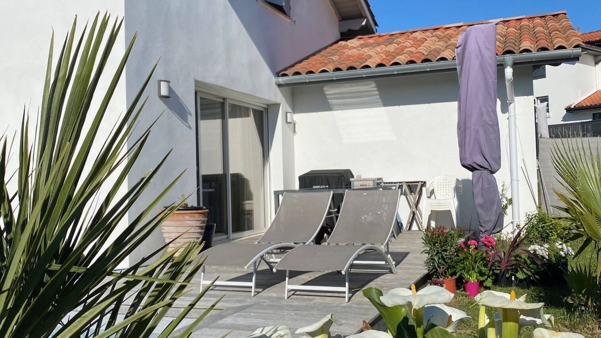 Bayonne House | House with pool
