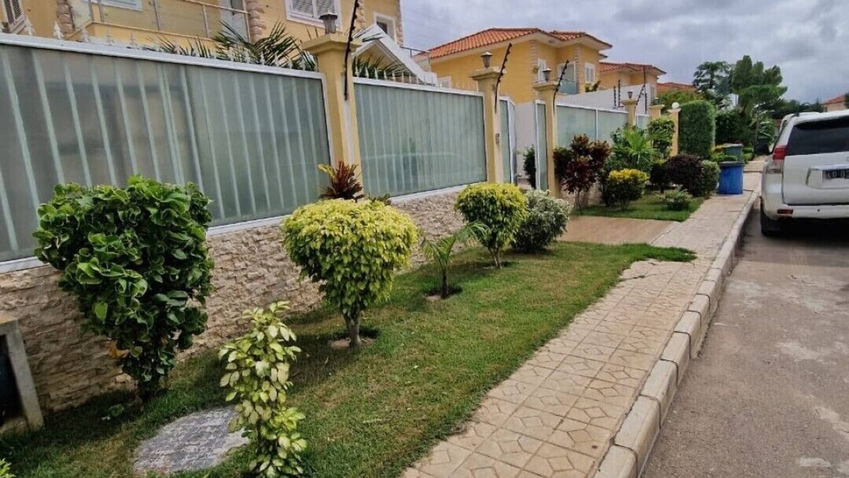 Luanda House | House with pool in a thriving and diverse district.